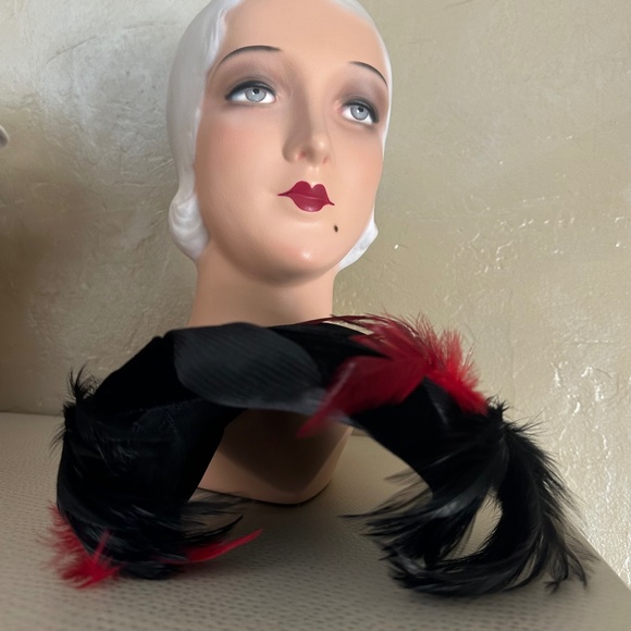 FASHIONABLE 1950s\' BLACK VELOUR CAP WITH DRAPED SATIN TRIM +  BLACK/RED FEATHERS main image 11